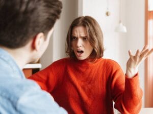Kobieta i mężczyzna stoją i kłócą się.