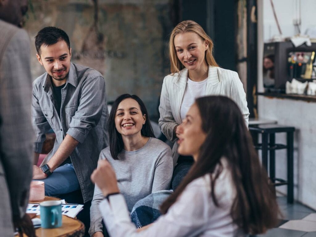 Trzy kobiety i mężczyzna w trakcie rozmowy.
