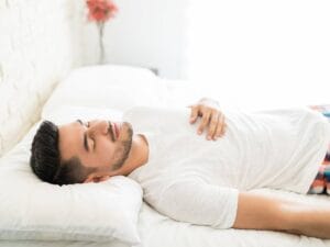 Leżący mężczyzna w trakcie relaksu.