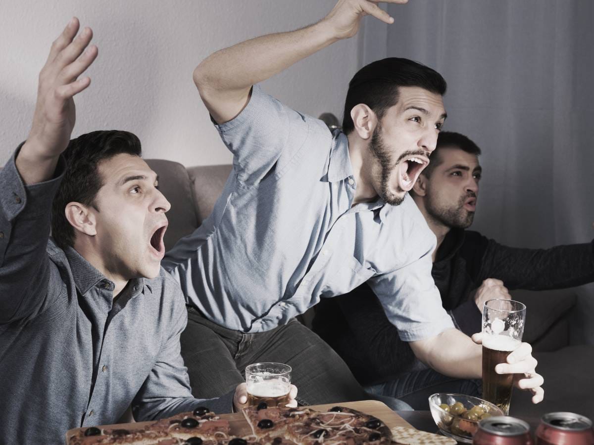 Trzech mężczyzn n w emocjach