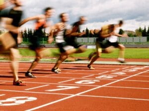 Biegacze tuż przed metą.