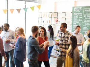 Grupa ludzi, różnej płci i wieku w trakcie rozmowy.