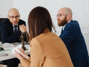 Dwoje ludzi u prawnika w czasie rozmowy.