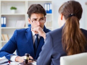 Mężczyzna i kobieta w czasie rozmowy w biurze