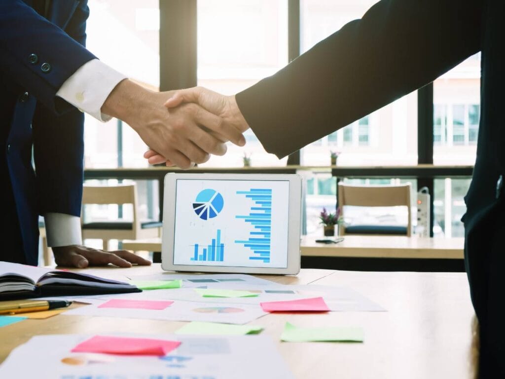 Uścisk dłoni dwóch mężczyzn.