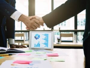 Uścisk dłoni dwóch mężczyzn.