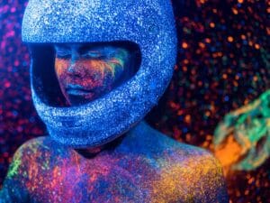 Osoba w chełmie, w niezwykłej przestrzeni.