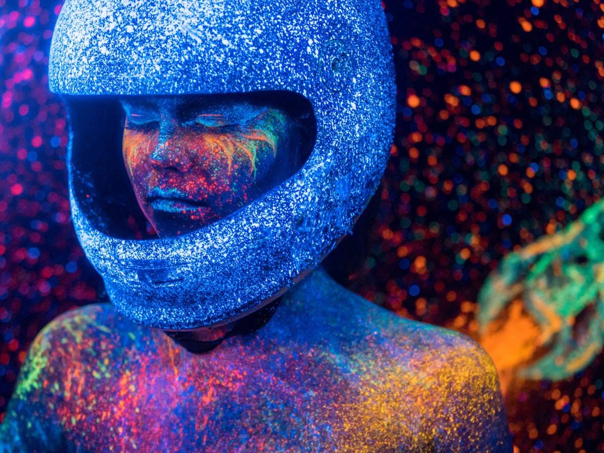 Osoba w chełmie, w niezwykłej przestrzeni.