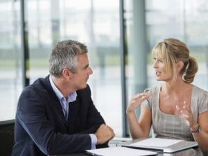 dwoje ludzi w czasie rozmowy