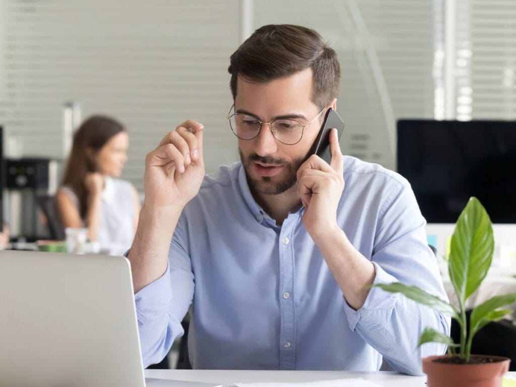 Człowiek rozmawiający przez telefon