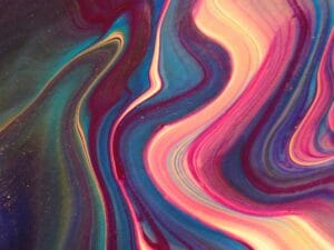 Grafika w fioletowo - różowej tonacji z rozlanymi pasami.