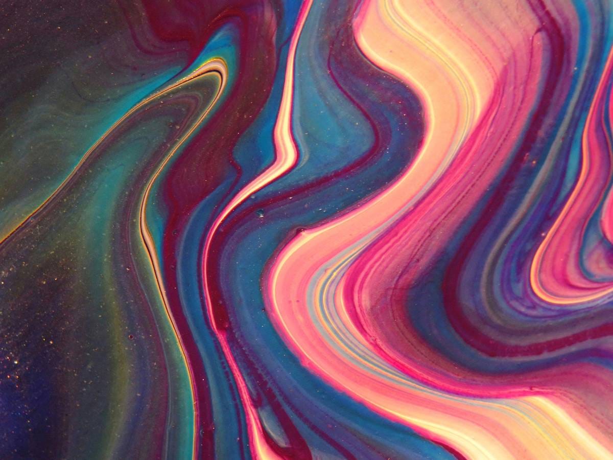 Grafika w fioletowo - różowej tonacji z rozlanymi pasami.