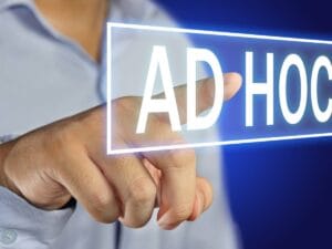 Grafika z napisem ad-hoc