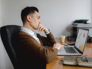 Zamyślony człowiek w biurze