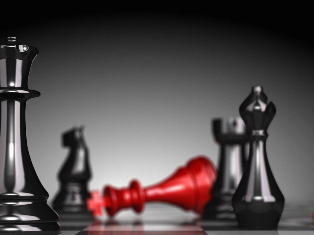 Figury szachowe z przewróconym królem.