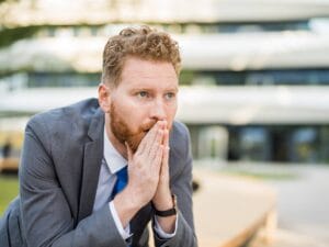 Zamyślony mężczyzna