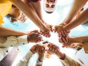 asocjacja - wiele splecionych w uścisku dłoni