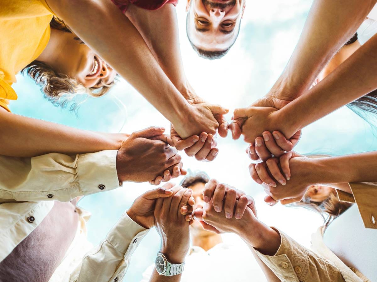 asocjacja - wiele splecionych w uścisku dłoni