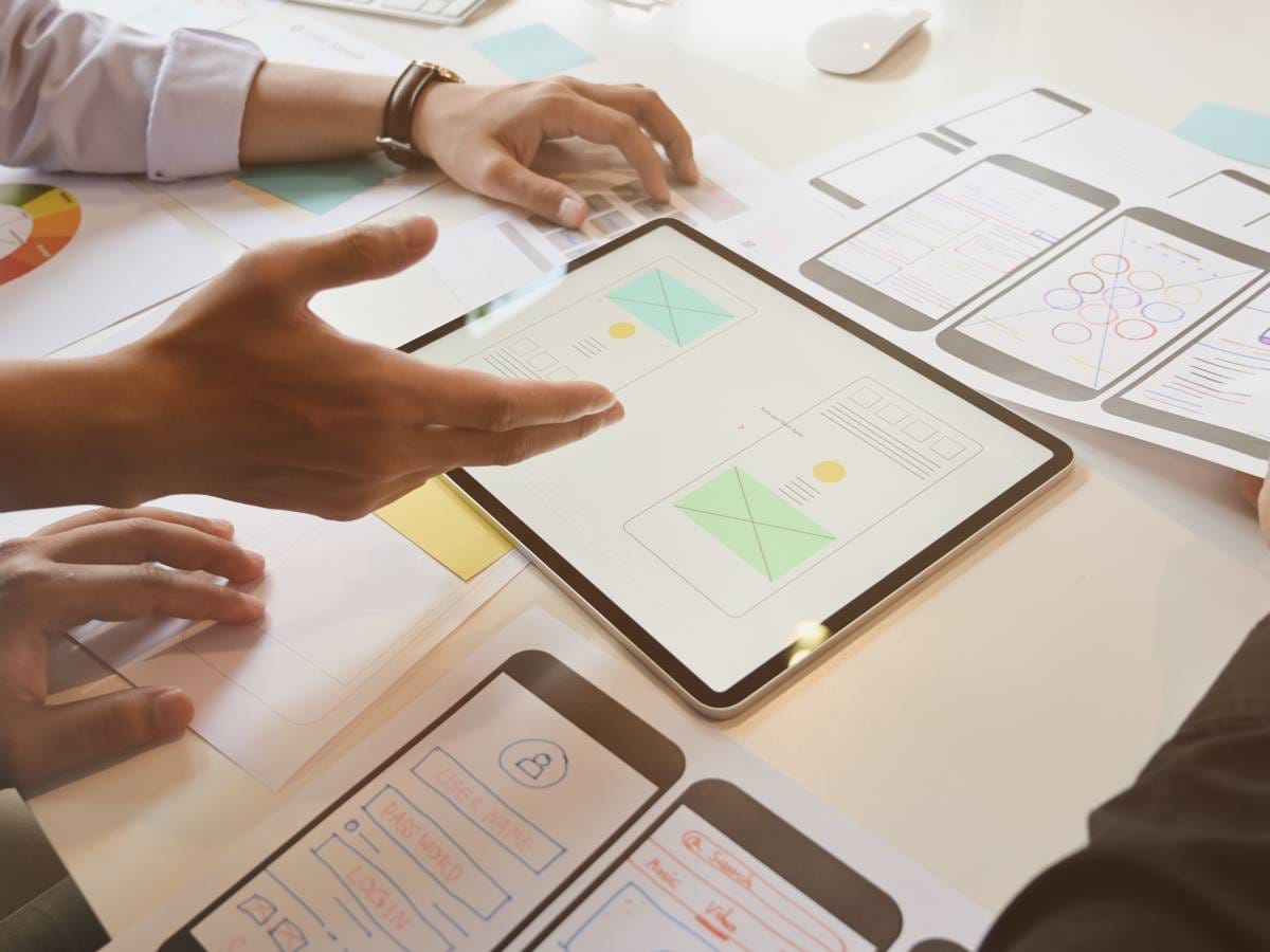 Dokumentyi tablety z dokumntami i dłonie wskazujące na te dane.