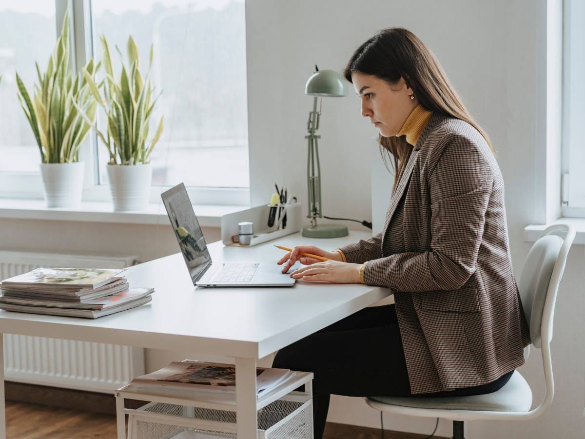 Kobieta przy pracy w biurze