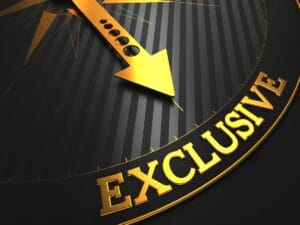 Grafika ze złotą strzałka i słowek eksclusive.