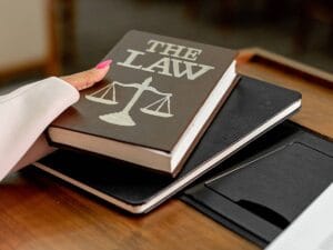 Podręczniki prawa ułożone w stosik.