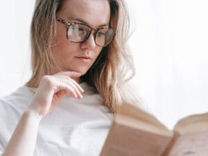 Kobieta nad książką