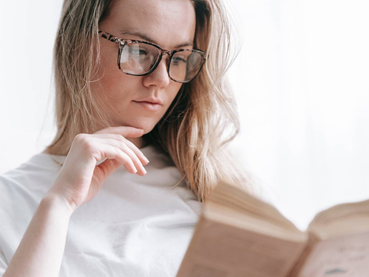 Kobieta nad książką