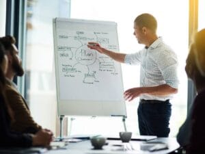 Człowiek przed tablicą