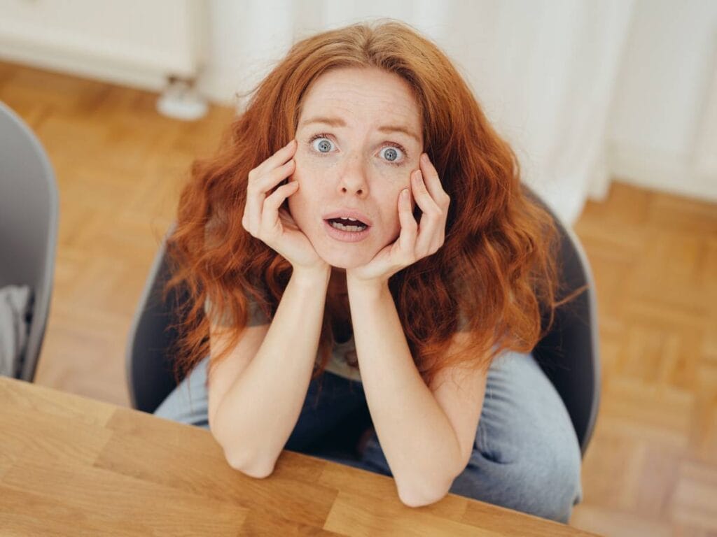 Zaskoczona i zdziwiona kobieta.