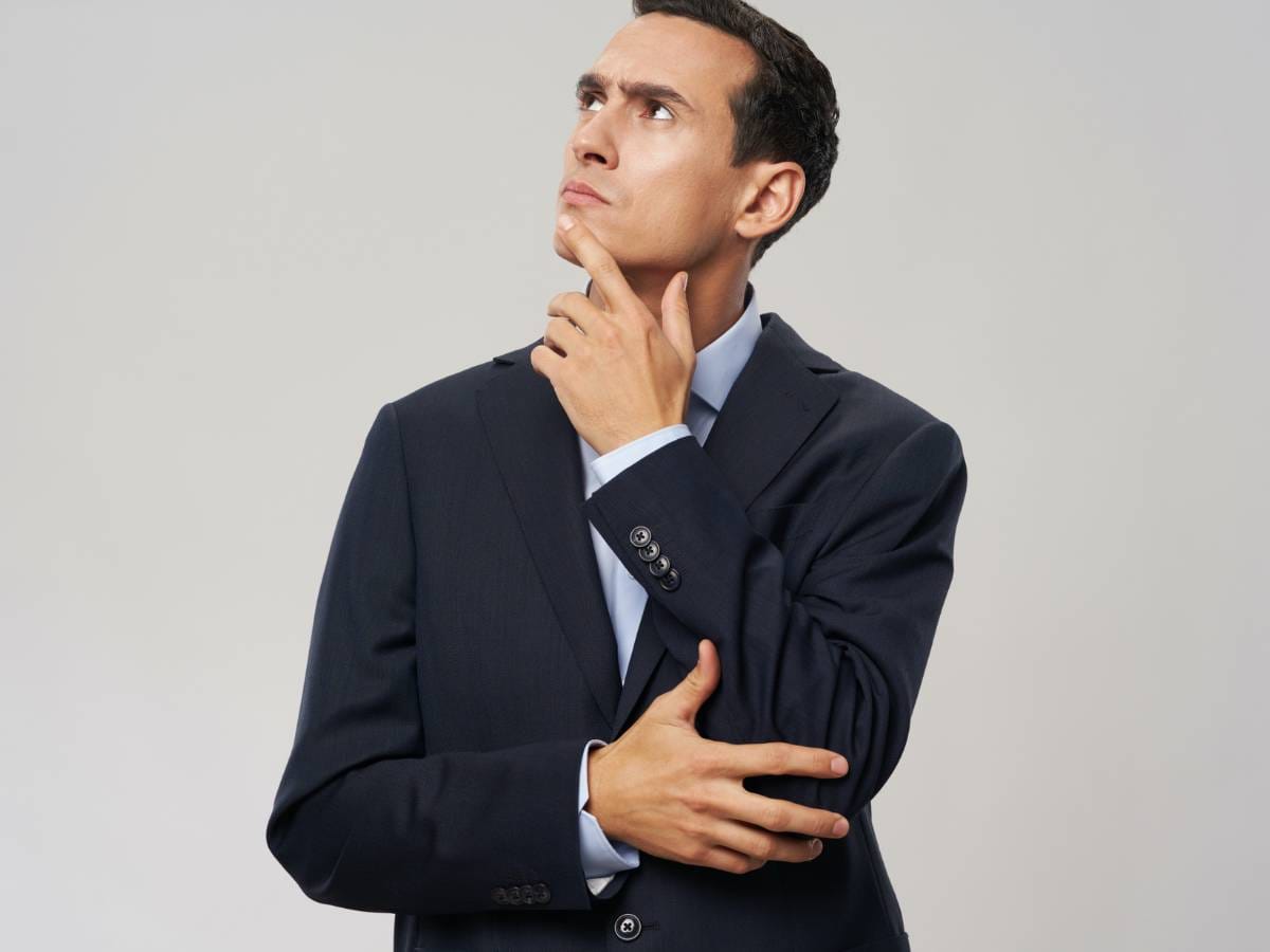 Zamyślony człowiek.