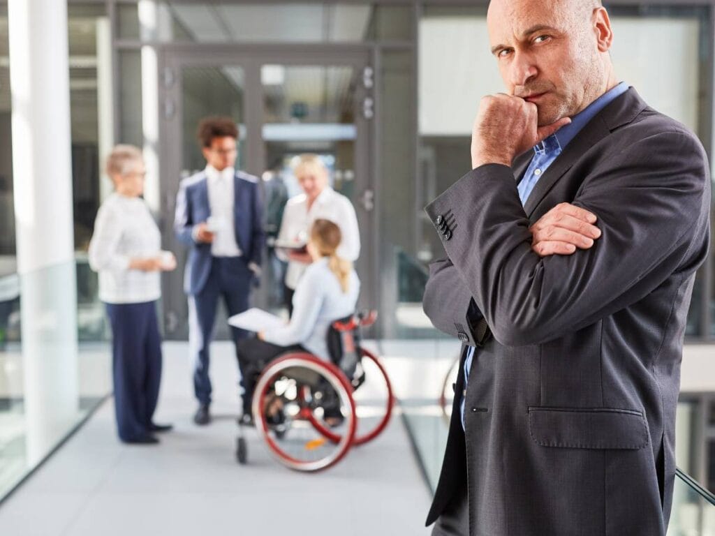 Człowiek w biurze w czasie przemyśleń