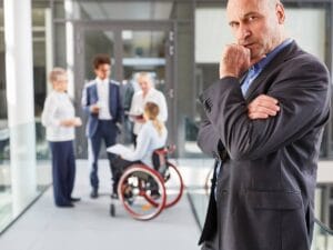 Człowiek w biurze w czasie przemyśleń