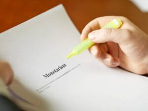 Dokument trzymany w dłoniach