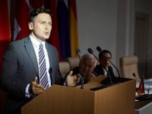 Mężczyzna na mównicy.