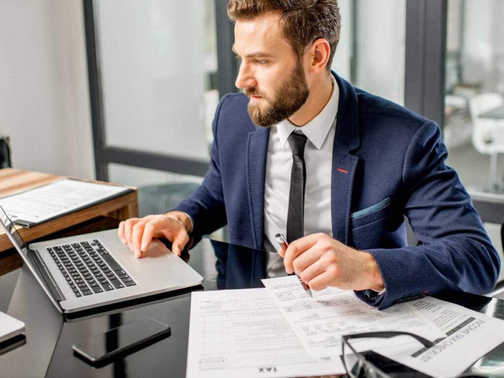 Mężczyzna przy pracy na laptopie