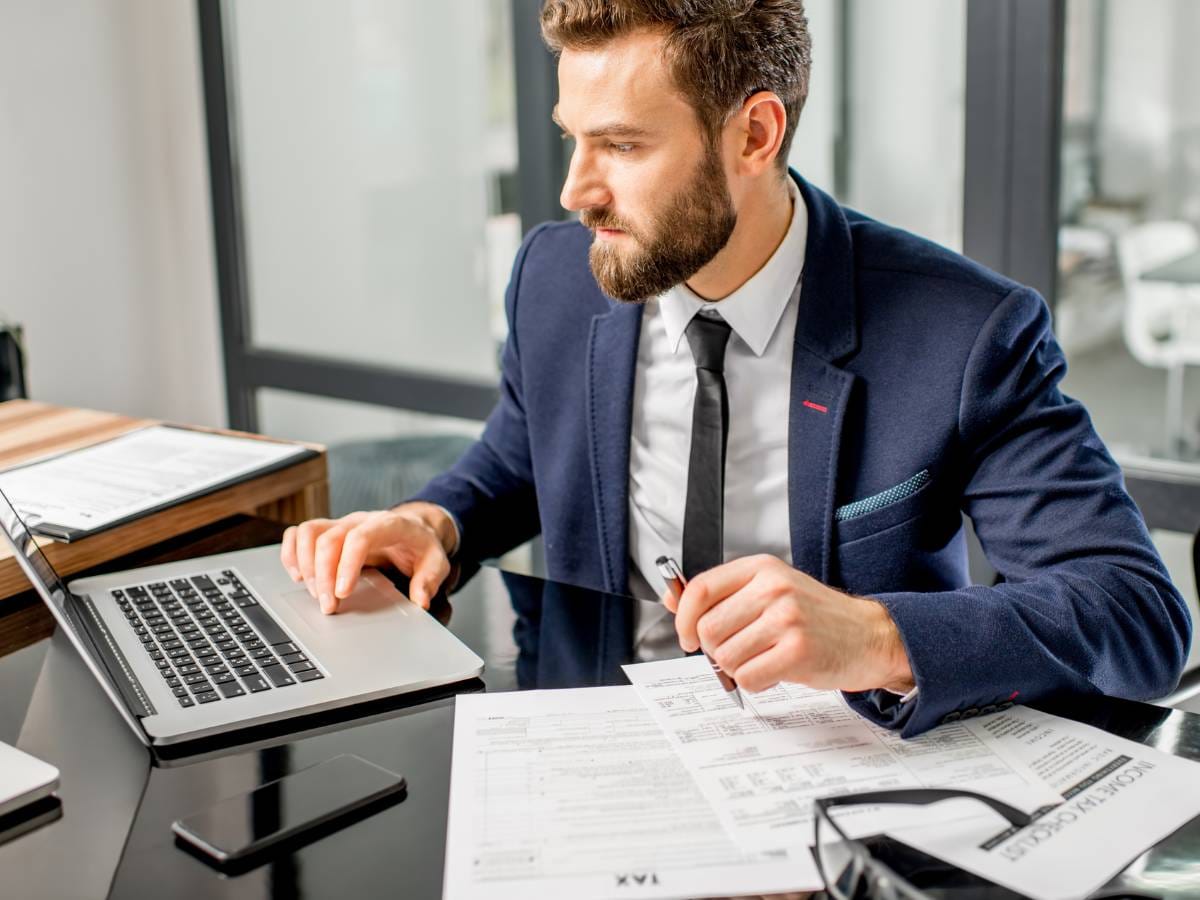 Mężczyzna przy pracy na laptopie