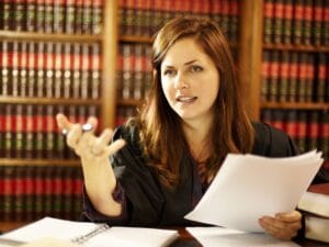 Prawniczka z dokumentem w dłoniach.