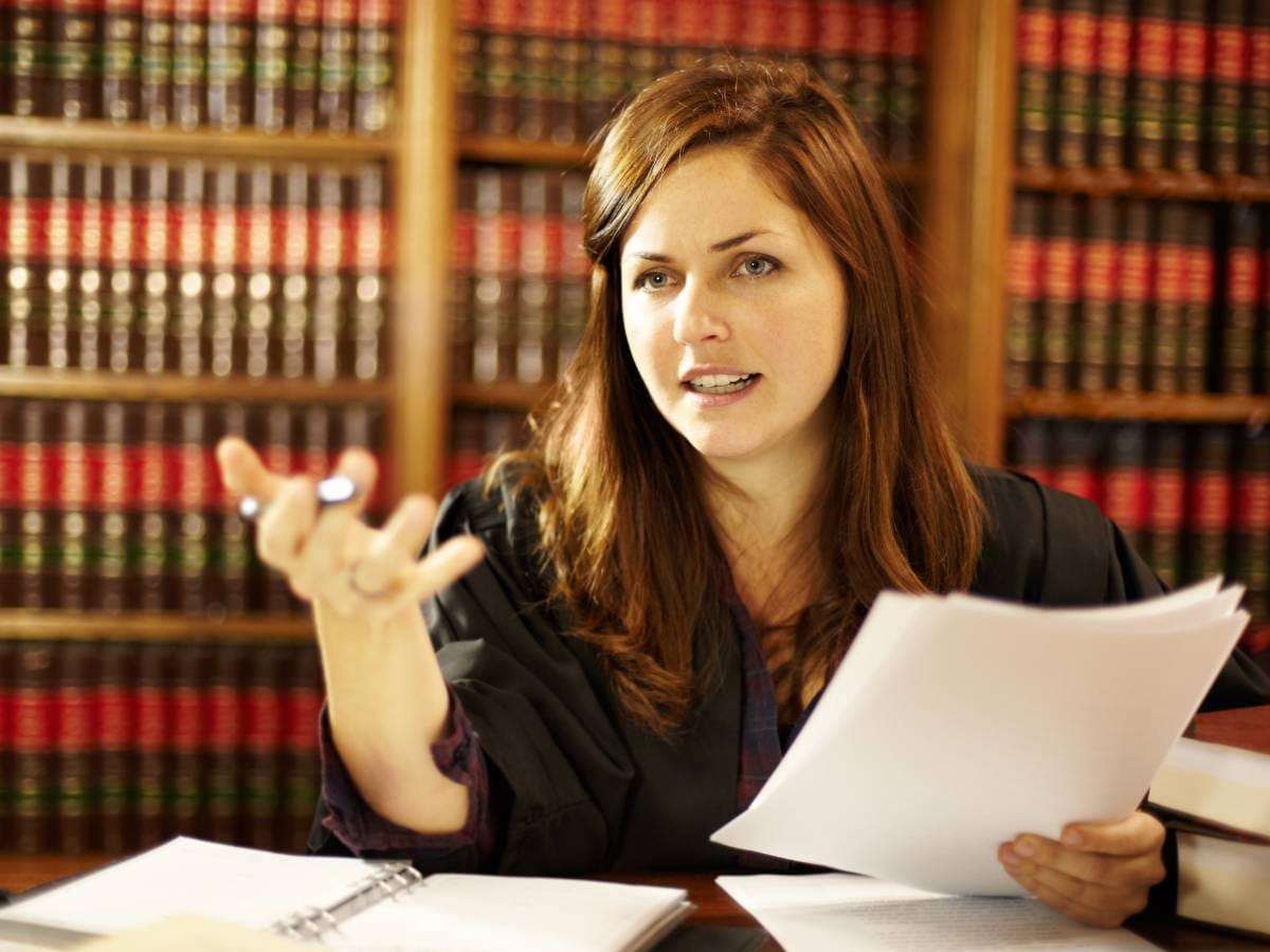 Prawniczka z dokumentem w dłoniach.