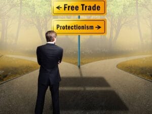 Człowiek przed drogowskazem z opcjami.