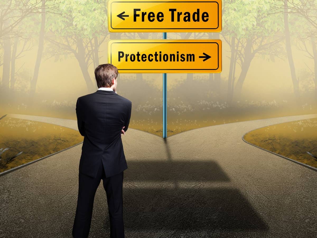 Człowiek przed drogowskazem z opcjami.