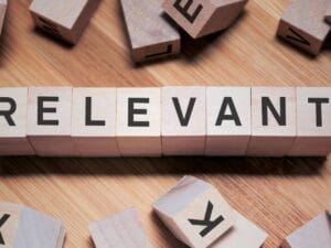 Klocki z napisem relevant.