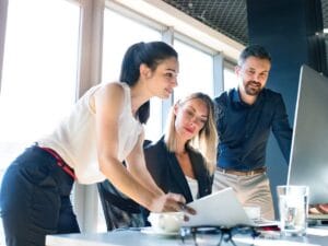 Ludzie przed komputerem