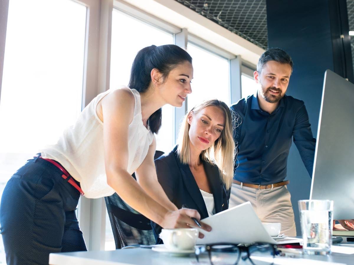 Ludzie przed komputerem