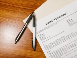 Dokumenty prawne i dwa długopisy