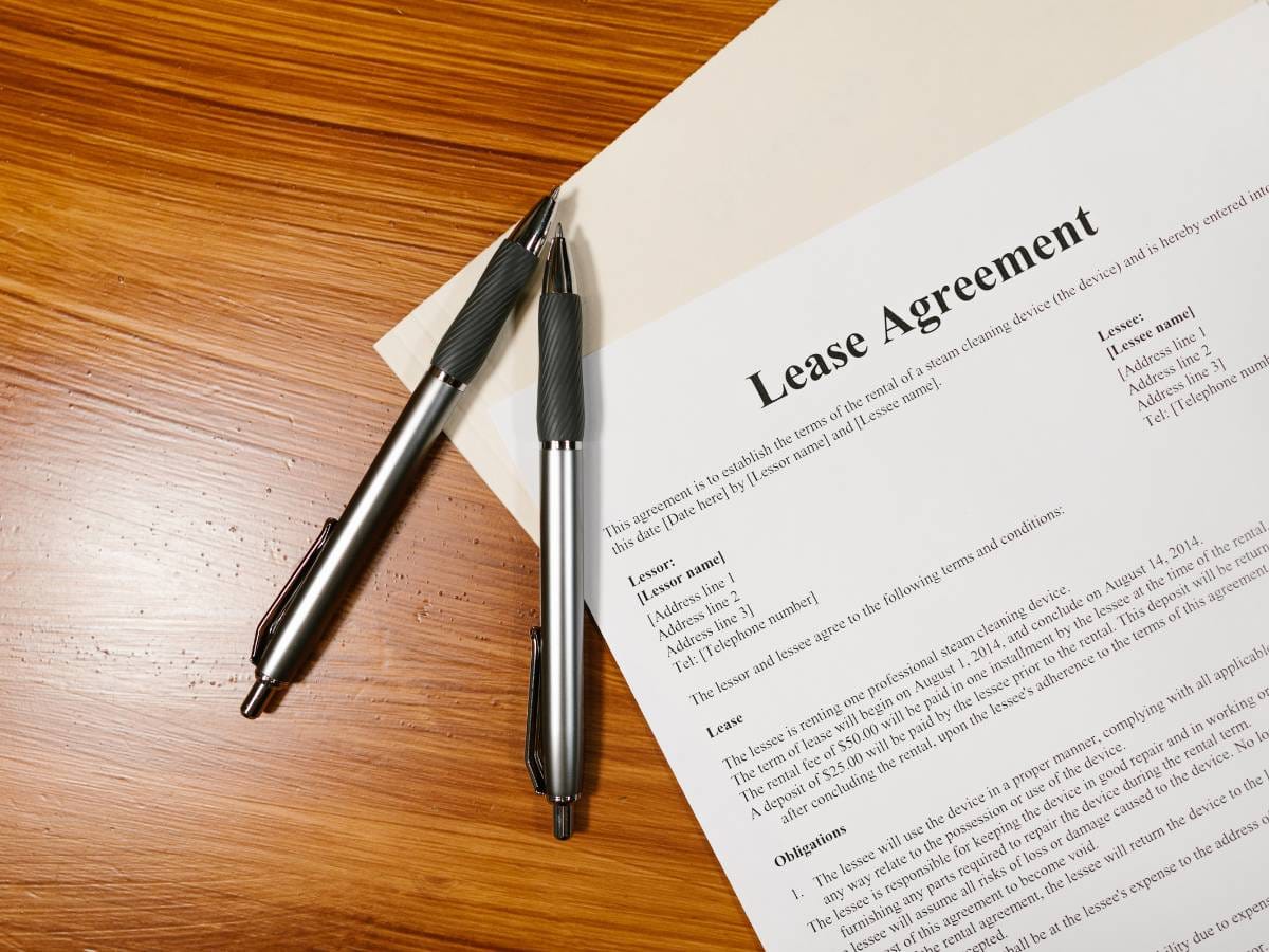 Dokumenty prawne i dwa długopisy