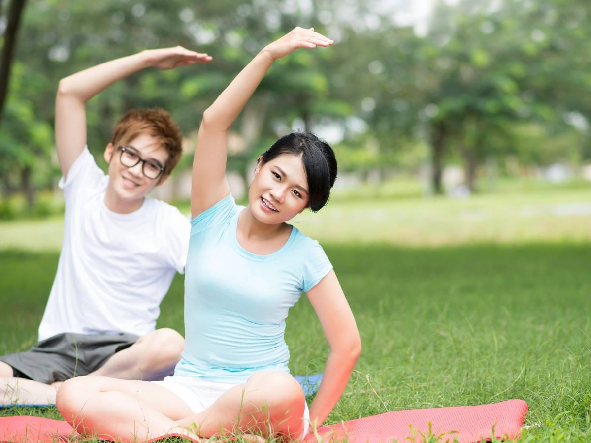 Dwie kobiety ćwiczą razem w parku.