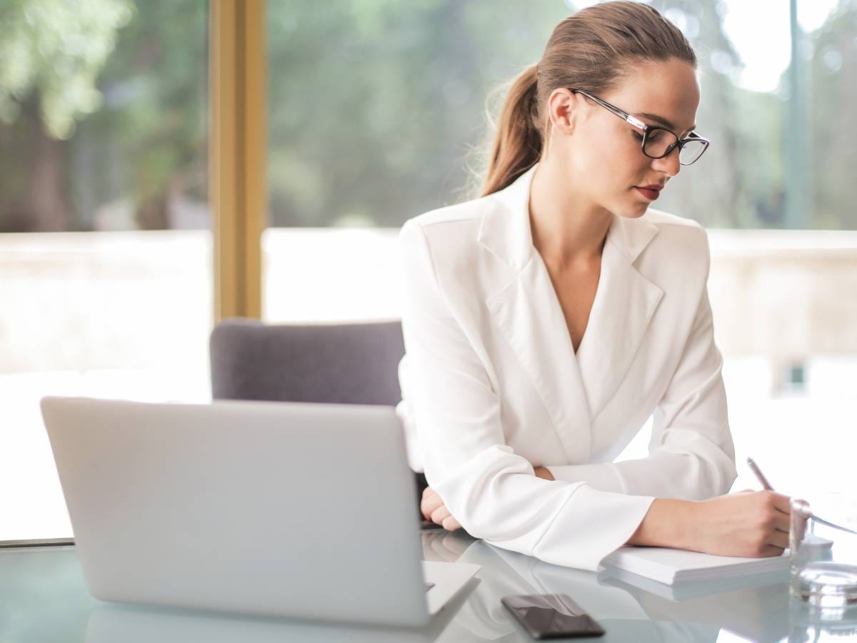 Kobieta w pracy w biurze