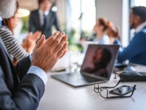 Dłonie, które klaszczą na tle biura