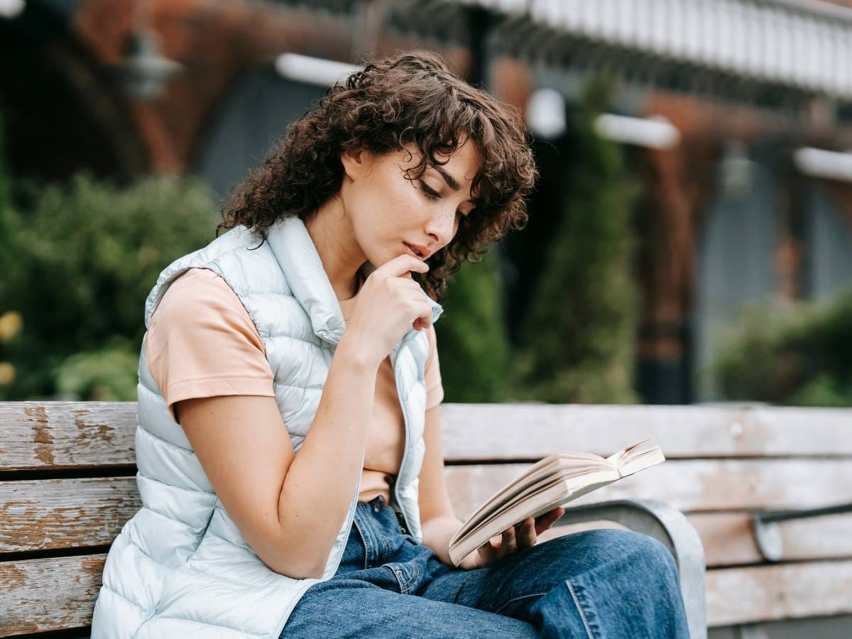 Kobieta z książką w parku